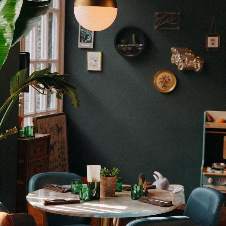Casual restaurant with booth seating